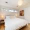 Arlo Beach House - Beachside, Pet Friendly, Fireplace