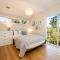Arlo Beach House - Beachside, Pet Friendly, Fireplace