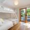 Arlo Beach House - Beachside, Pet Friendly, Fireplace