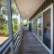 Arlo Beach House - Beachside, Pet Friendly, Fireplace