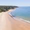 Arlo Beach House - Beachside, Pet Friendly, Fireplace