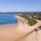 Arlo Beach House - Beachside, Pet Friendly, Fireplace