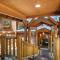 Lakefront Log Cabin with Hot Tub, Huge Game Room and Direct Access to Cle Elum Lake - 罗纳德