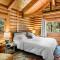 Lakefront Log Cabin with Hot Tub, Huge Game Room and Direct Access to Cle Elum Lake - 罗纳德