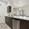CozySuites Glendale by the stadium with pool 30 - غليندال