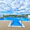 Elegant 2 BDRM Minimalist Apt w Pool & BBQ - Marbella