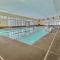 SnowDen - Pool, Gym, Hiking, Fireplace!