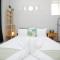 Pembroke View by N And N Stays, spacious & modern executive apartment in grade 2 listed building, close to centre, perfect location while visiting the city or working in the area - Bristol