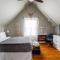 Charming 2BR Getaway with Modern Comforts - Bridgeport