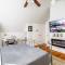 Charming 2BR Getaway with Modern Comforts - Bridgeport