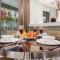 FIRST CLASS 2BR Ultimate Luxury & Glam Escape - Dubaj