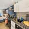 Blue Garden Retreat by Fortuna Property - Cheltenham