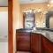 KBM Resorts Upgraded Easy walk to Main St Close to Deer Valley hot tub gas fireplace BCC-1101