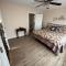 Bears Valley Inn - Great Location! - Peaceful, Children and Dog Friendly Retreat - Less than 15 Min to All Attractions - Private Pool Club & Fishing Hole - Game Room with TV - Sevierville