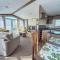 Stunning 6 Berth Caravan With Decking At Naze Marine Holiday Park Ref 17365Br - 内兹岬附近沃尔顿