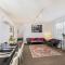 Cozy 2-Bedroom Guest Suite surrounded by garden near Lake with Free parking and Wi-Fi