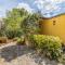 Cozy 2-Bedroom Guest Suite surrounded by garden near Lake with Free parking and Wi-Fi