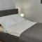 Apartament Leliwa - Centrum - blisko dworca PKP - blisko Starówki - restauracje i sklepy w pobliżu - pierwsze piętro - możliwy kurs na lotnisko -faktura - kawa - herbata - English