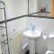 Victoria Centre Studio Apartments - City Centre in the Victoria Centre Shopping Centre next to Hilton Hotel with Kitchen and up to 4 Beds - Parking for Cars or High Top Vans from Five Pounds a Day - Close to Motorpoint Arena - Sunday 1pm Check-Out - 诺丁汉