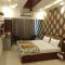 anu's studio apartment vth pool ac wifi lift close to candolim beach - Candolim
