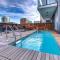 Executive Sky LUX - 2 BD 2BA Views Pool Patio & Gym