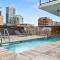 Miso 2 BD - Skyline View Patio Gym Pool & AC - Calgary