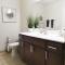 Luxéry Stay Chicago - Themed Units! Close to Downtown, McCormick Place & Wintrust Arena