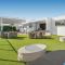 Chic & Modern 2BR Apt with Rooftop Pool & Parking