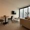 Stylish 2 bedrooms townhouse in central Wellington with a free car park