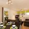 Victoria Centre Studio Apartments - City Centre in the Victoria Centre Shopping Centre next to Hilton Hotel with Kitchen and up to 4 Beds - Parking for Cars or High Top Vans from Five Pounds a Day - Close to Motorpoint Arena - Sunday 1pm Check-Out - 诺丁汉