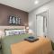 Ultima Escapes - Glenelg Beachfront Bliss - Direct Beach Access, Pool, Gym, Free Parking, Wi-Fi