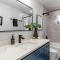 Spacious 3BR Home Sleeps 8 Private Backyard - إيفريت