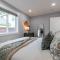 Spacious 3BR Home Sleeps 8 Private Backyard - إيفريت