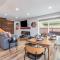 Spacious 3BR Home Sleeps 8 Private Backyard - إيفريت