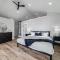 Spacious 3BR Home Sleeps 8 Private Backyard - إيفريت