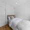 Large 4BR Leicester House, Modern, Sleeps 10, M1&M69, Garden, Fast WiFi, Free Secure Parking, Long Stay & Contractors Welcome - 莱斯特