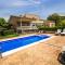 Nature, pool, tennis, aircon only 15 minutes to Barcelona!