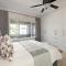 Modern Apt with Beautiful Views and Short Walk to Beach - Kapsztad