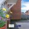 Three Bedroom Apartment By Vesta Serviced Accommodation & Short Lets Hatfield With Free Parking