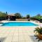 Cheerful and cozy Bungalow with pool and fireplace