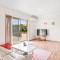 Modern retreat- private entrance - free parking