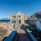 By The Sea Luxury Beach House - Калк-Бей