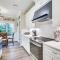 2 Mi to Long Beach Home with Patio and Putting Green! - أوك آيلاند
