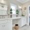 2 Mi to Long Beach Home with Patio and Putting Green! - أوك آيلاند