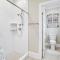 2 Mi to Long Beach Home with Patio and Putting Green! - أوك آيلاند