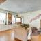 Spacious and Updated Farmhouse in Yellow Springs - فيربورن