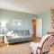 Spacious and Updated Farmhouse in Yellow Springs - فيربورن