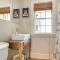 Spacious and Updated Farmhouse in Yellow Springs - فيربورن