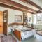 Spacious and Updated Farmhouse in Yellow Springs - فيربورن
