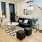 Near Manhattan Spacious Stunning New Modern Penthouse 3-Bedroom Apartment